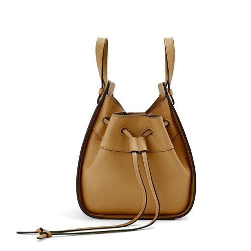 商品Loewe|【包税】LOEWE/罗意威 22新款Hammock系列 女士迷你款赭绿色经典小牛皮单肩斜挎手提抽绳吊床包314.30.V07-8325,价格¥13786,第6张图片详细描述