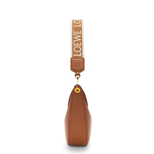 商品Loewe|【包税】LOEWE/罗意威 22新款Luna系列 女士小号山核桃色缎面小牛皮半月形流浪包单肩手提腋下包A923PM1X01-3627,价格¥14719,第1张图片详细描述