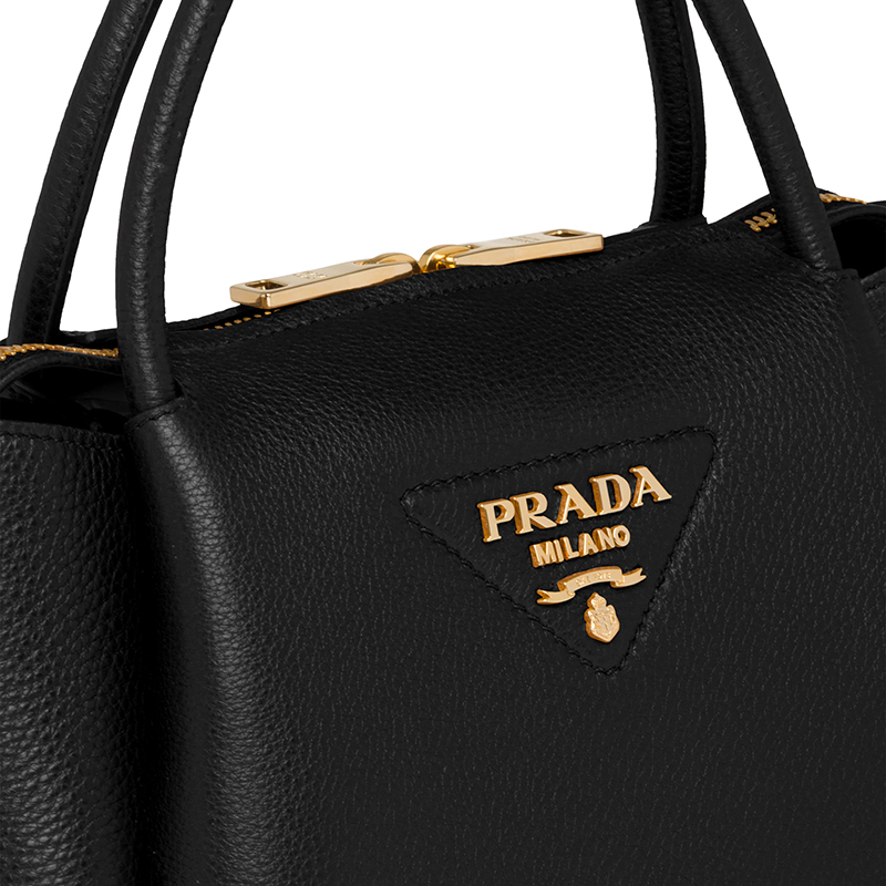 商品Prada|PRADA/普拉达 经典款 女士小号黑色皮革饰有三角徽标金扣配皮革肩带拉链开合单肩斜跨手提包1BC145_2DKV_F0002_V_OOO,价格¥17439,第5张图片详细描述
