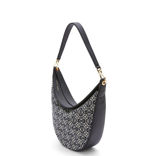 商品Loewe|【包税】LOEWE/罗意威 22春夏新款LUNA系列 女士海军蓝/黑色老花帆布配皮压纹徽标金扣配可拆卸肩带单肩手提腋下新月hobo流浪包A923PL9X01-5938,价格¥14719,第5张图片详细描述