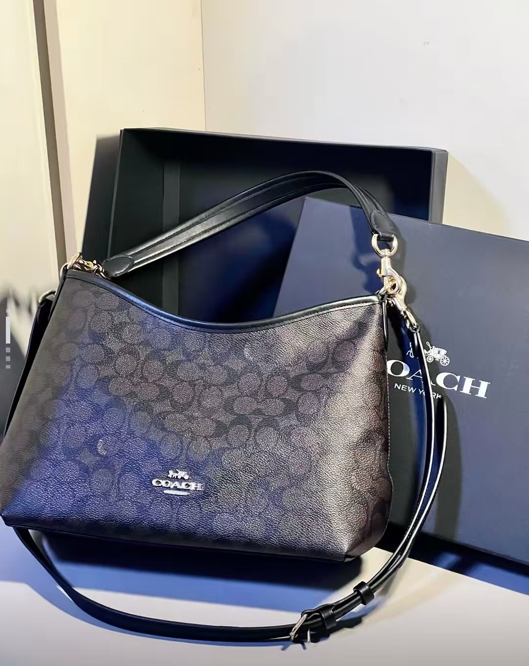 商品[国内直发] Coach|COACH蔻驰 Laurel 31 通勤大容量可拆卸肩带 标志性涂层帆布和光滑皮革 流浪包腋下包单肩斜挎手提包 大号 女款 棕黑色,价格¥3093,第4张图片详细描述