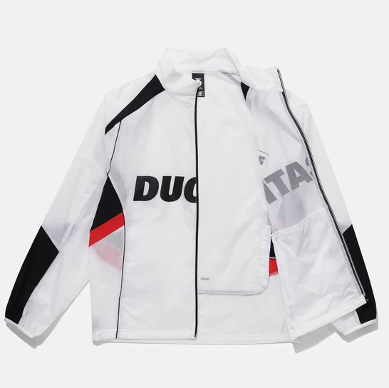 商品DESCENTE|【享贝家】ZY-（预售款）迪桑特 杜卡迪联名 男女超薄休闲速干透气外套 春夏新款 SO221IWB52,价格¥1082,第4张图片详细描述
