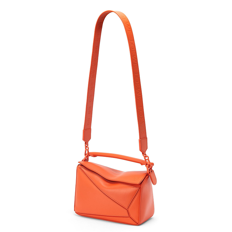 商品Loewe|LOEWE/罗意威 22年新款 Puzzle系列 女士小号橙色缎面小牛皮单肩斜挎手提拼图包A510S21X88-9100,价格¥21400,第6张图片详细描述