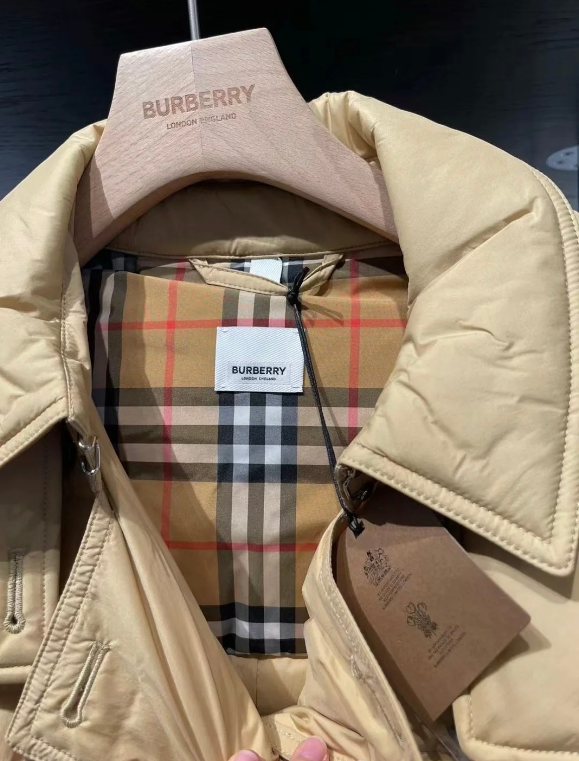 商品Burberry|Burberry博柏利 纯色连帽双排扣长款羽绒服 女款 黄色80720851,价格¥3436,第7张图片详细描述