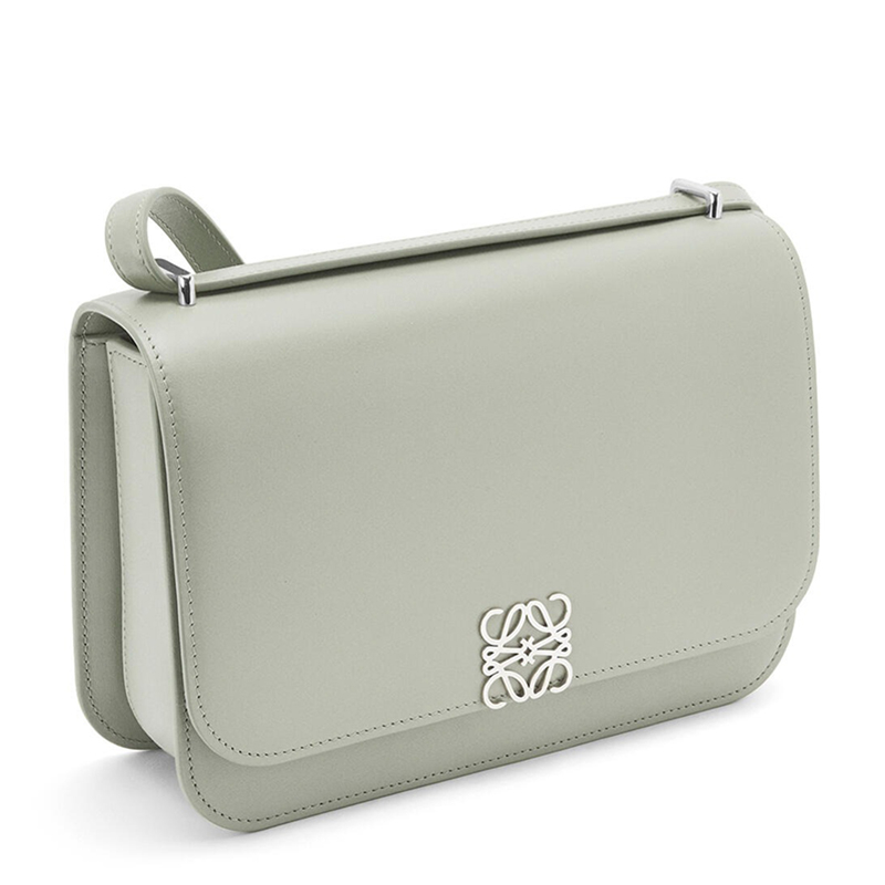 商品Loewe|LOEWE/罗意威 22春夏新款Goya系列 女士灰白色丝绸牛皮革银扣徽标翻盖开合单肩斜跨包A896N09X01-1760,价格¥21220,第3张图片详细描述