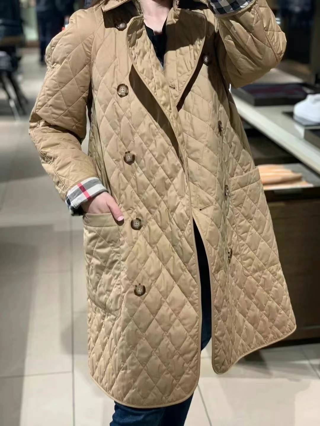 商品Burberry|BURBERRY/博柏利 女士驼色聚酮格纹印双排扣长款棉服80530431,价格¥3176,第8张图片详细描述