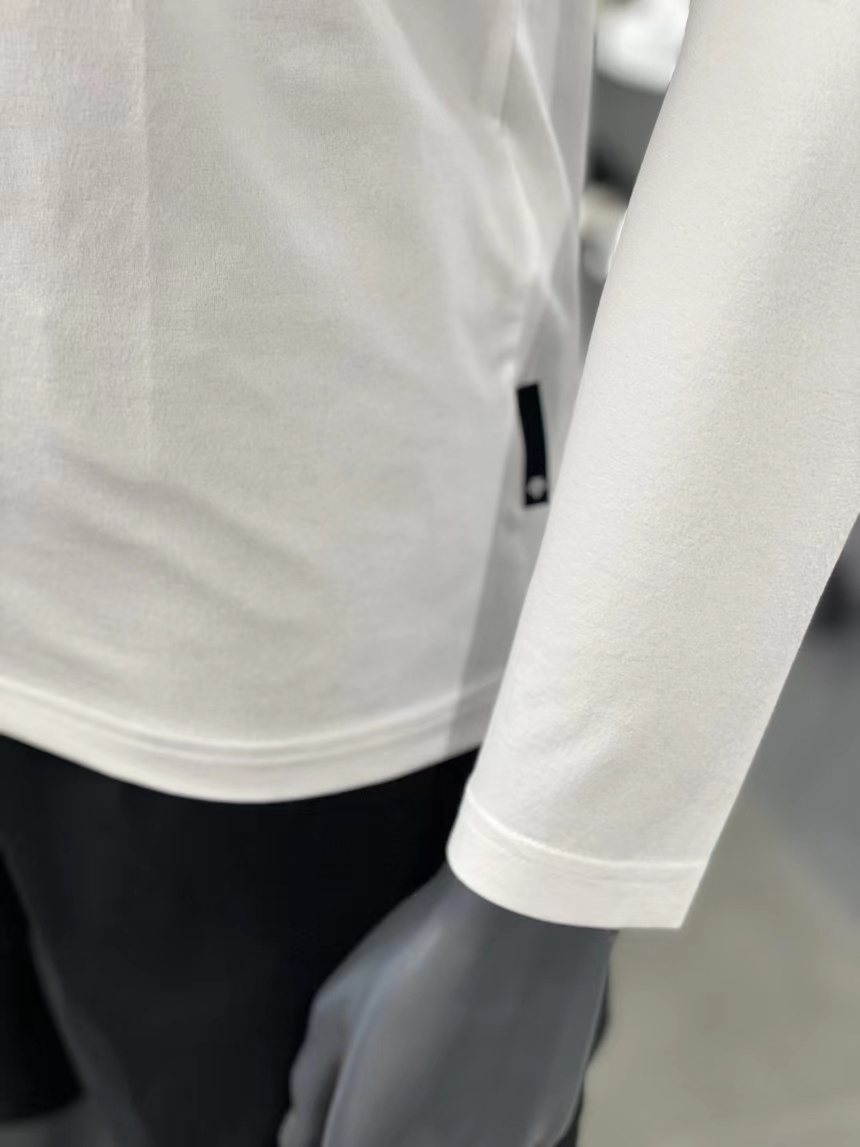 商品DESCENTE|【享贝家】DESCENTE 迪桑特 圆领运动长袖 侧面小标 男款 白色 SN323UTL71（现采购商品，下单后12天内发货）,价格¥419,第7张图片详细描述