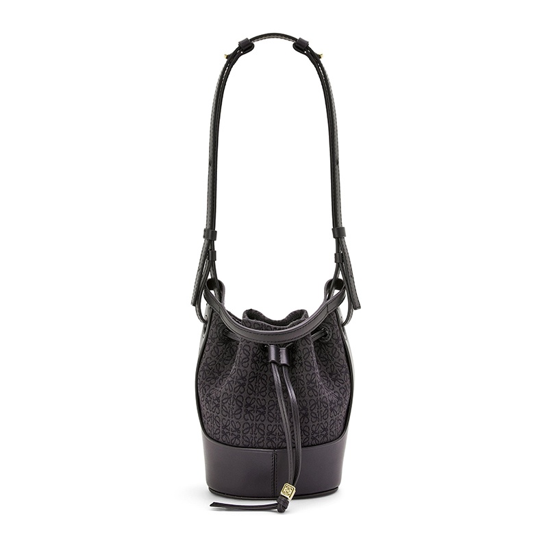 商品Loewe|【包税】LOEWE/罗意威 2021秋冬新款 Balloon系列 女士迷你无烟煤色/黑色徽标印花帆布小牛皮抽绳封口可调节肩带气球手提斜挎单肩包0010593010,价格¥11448,第2张图片详细描述