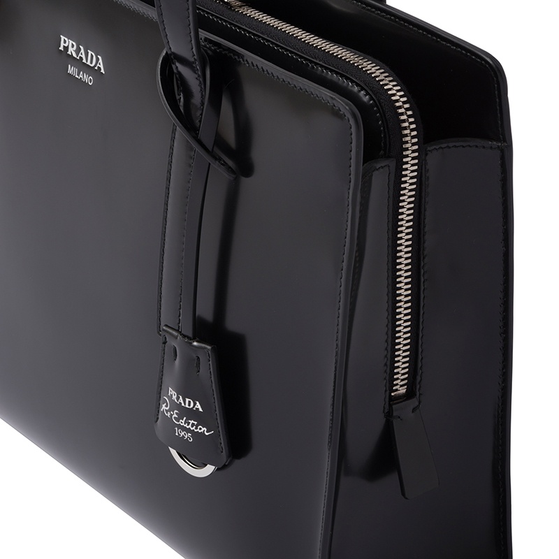 商品Prada|PRADA/普拉达 22春夏新款 女士中号黑色亮面皮革复刻1995矩形隔层拉链手提包1BA350_ZO6_F0002_V_OOO,价格¥24770,第6张图片详细描述