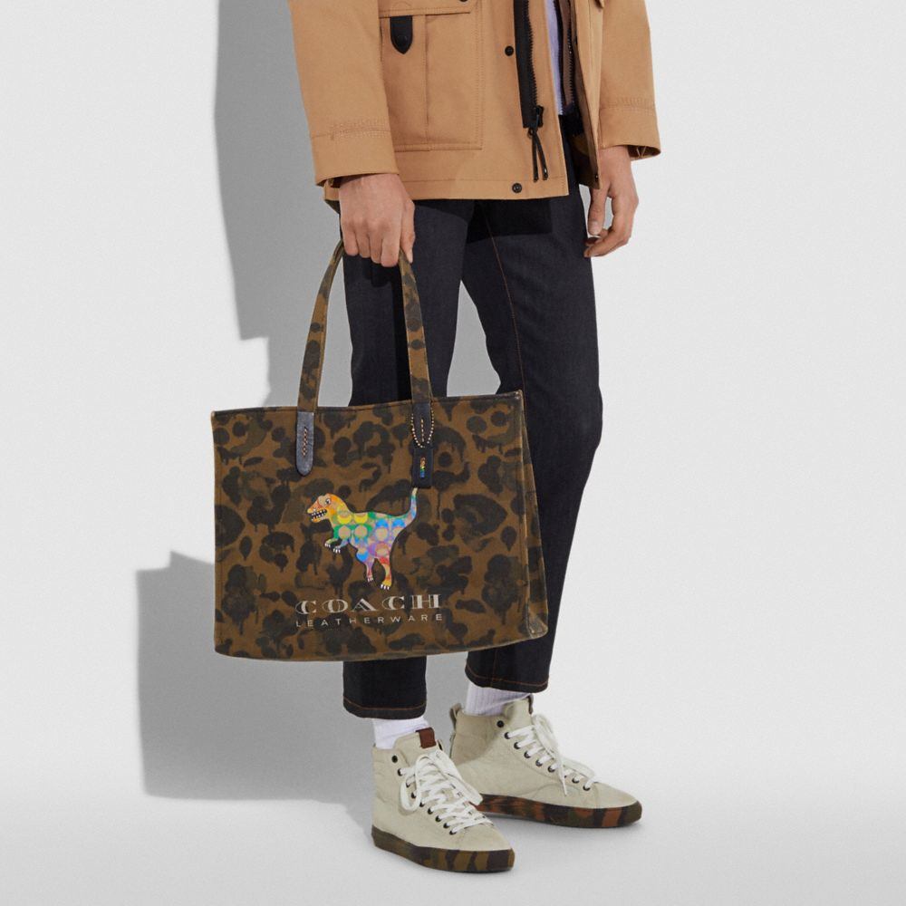 商品[国内直发] Coach|蔻驰托特包COACH 奢侈品男女通用专柜款迷彩帆布印恐龙图案手提单肩包托特包大容量旅行包986   OLL38,价格¥1476,第2张图片详细描述