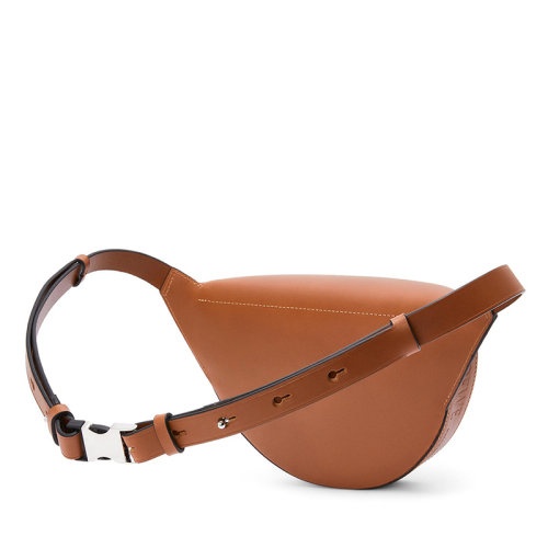 商品Loewe|【包税】LOEWE/罗意威 22春夏新款 男士棕色植鞣牛皮革Anagram和徽标压纹可单肩斜挎腰包B687D16X01-2530,价格¥8160,第5张图片详细描述