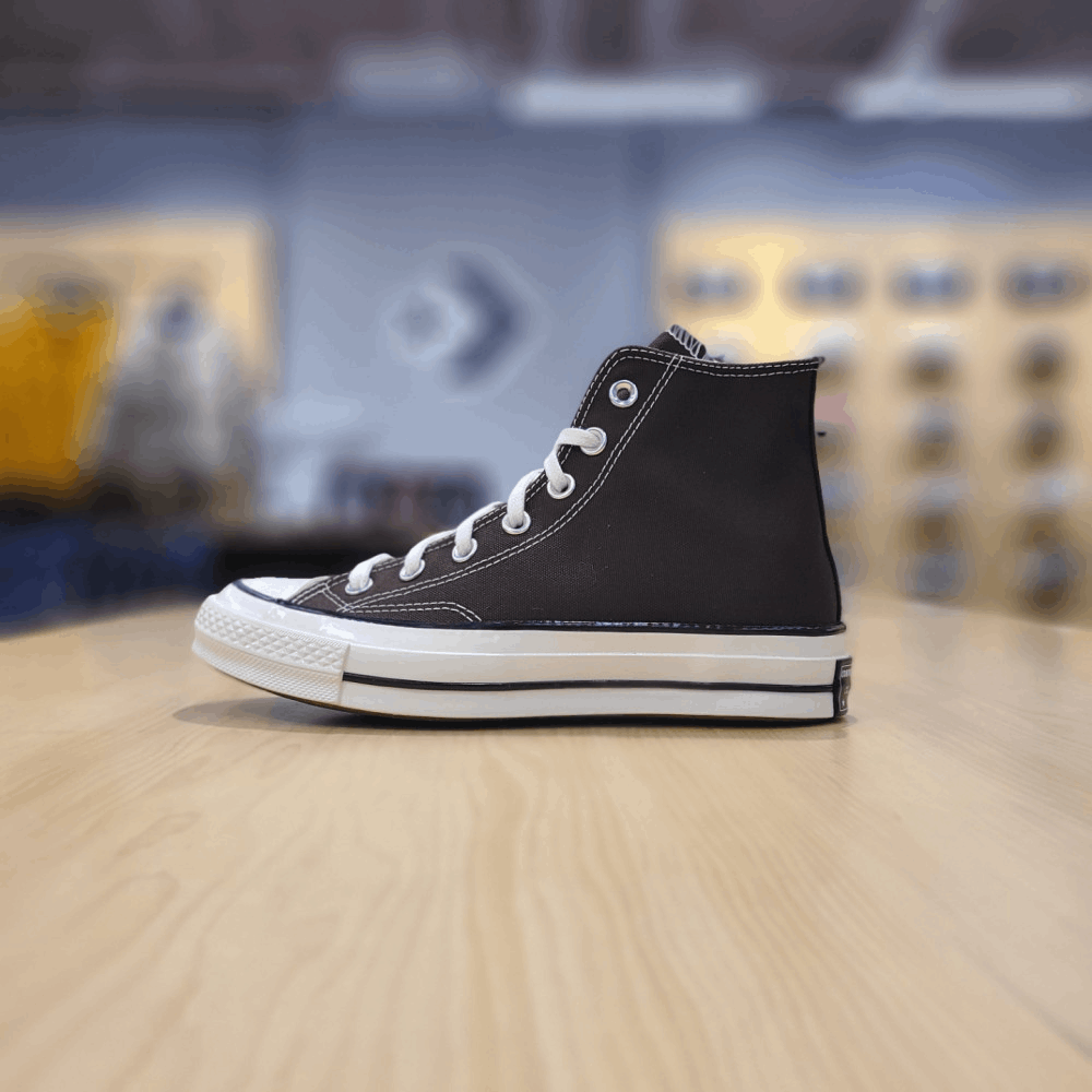 商品Converse|【韩国直邮|包邮包税】匡威共用 CHUNK TAYLOR 70 怀旧款 帆布 深色宽松 高腰 运动鞋 CHUCK 70 HI DARK ROOT/黑色/EGRET 170551C,价格¥577,第2张图片详细描述