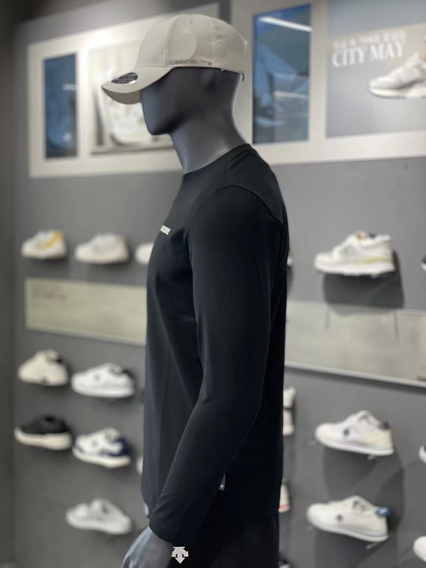 商品DESCENTE|【享贝家】（国内现货）DESCENTE 迪桑特 圆领运动长袖 侧面小标 男款 黑色 SN323UTL71-BLK G-QD,价格¥420,第4张图片详细描述