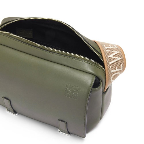 商品Loewe|【包税】 LOEWE/罗意威 XS Military系列 男士卡其绿色柔软光滑小牛皮织物提花肩带翻盖开合单肩斜挎邮差包B553A72X21-4160,价格¥13486,第5张图片详细描述