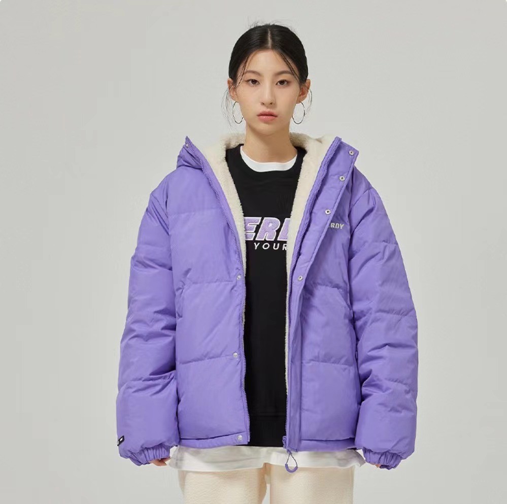商品NERDY|【享贝家】NERDY 简约双面穿抓绒连帽羽绒服外套 男女同款 深紫色（预售款，10天发货） PNEW21DJ04 ,价格¥564,第7张图片详细描述