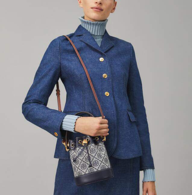 商品Tory Burch|汤丽柏琦T MONOGRAM 迷你撞色压花水桶包（香港仓发货）,价格¥2548,第1张图片详细描述