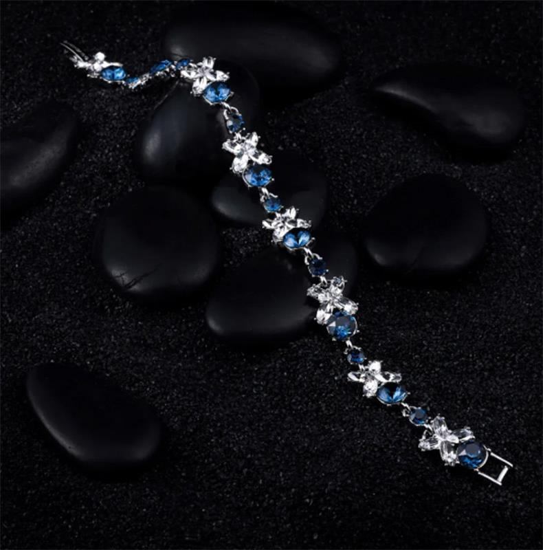 商品Givenchy|GIVENCHY 纪梵希蝶恋花系列合金仿水晶手链女款 银色 60521021-NY0 生日礼物节日礼物,价格¥1172,第6张图片详细描述