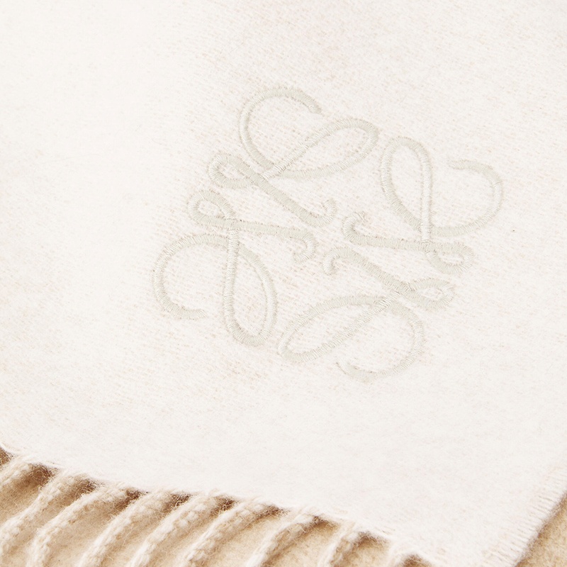 商品Loewe|罗意威 女士羊绒羊毛混纺双面对比色末端流苏围巾 米白色 F810250X01-2186,价格¥2605,第4张图片详细描述