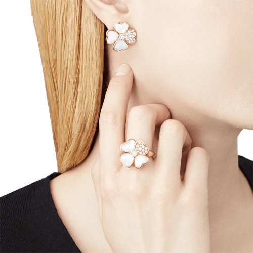 商品Van Cleef & Arpels| Van Cleef & Arpels/梵克雅宝 经典Cosmos系列 18k金玫瑰金白色珍珠母贝镶嵌钻石四叶草中号耳环VCARO5BZ00,价格¥183806,第2张图片详细描述