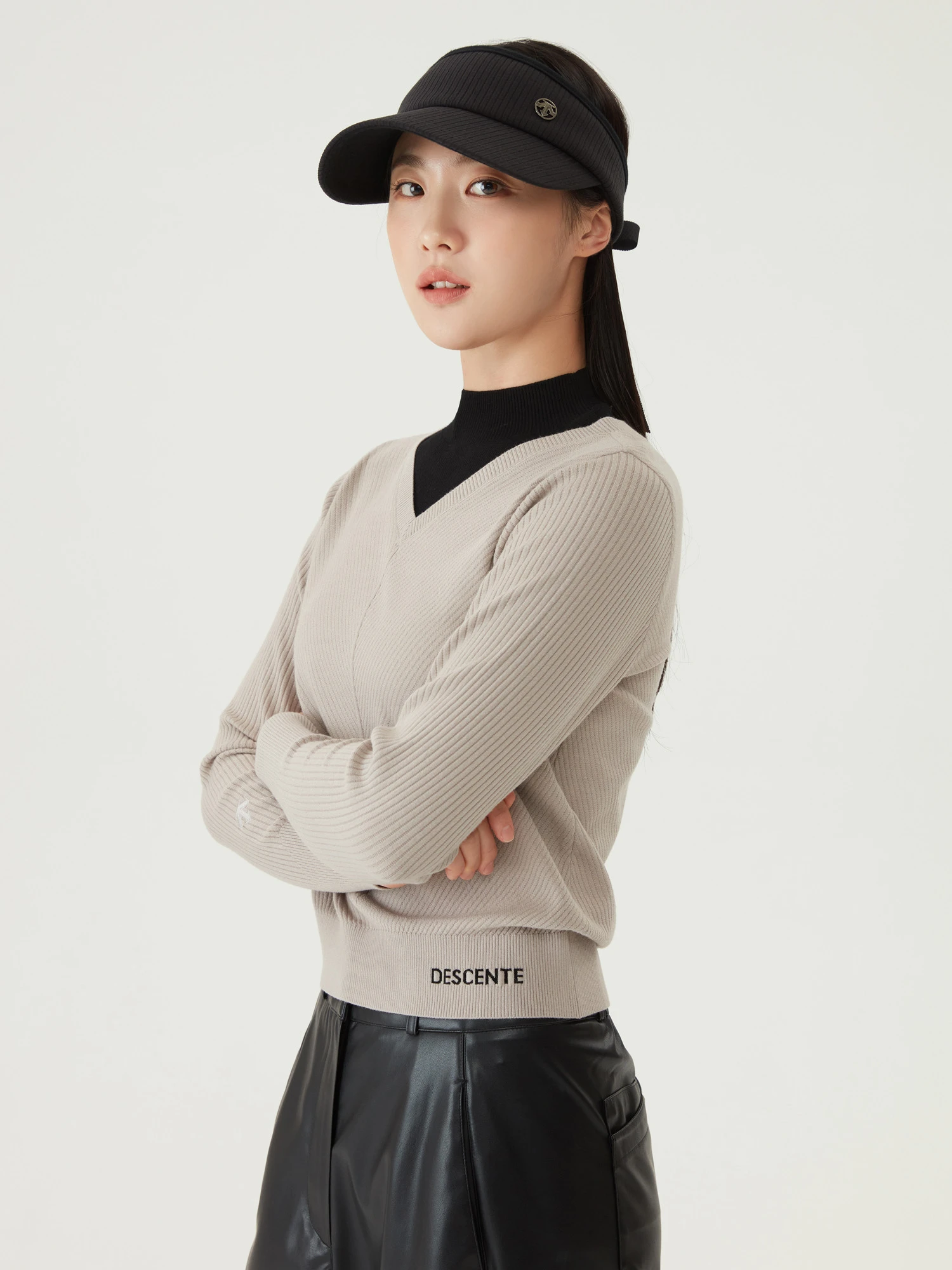 商品【预售商品15天发货】 DESCENTE|高尔夫女性撞色V领套头毛衣时尚 DO32WFKP93-BLKG,价格¥1025,第4张图片详细描述