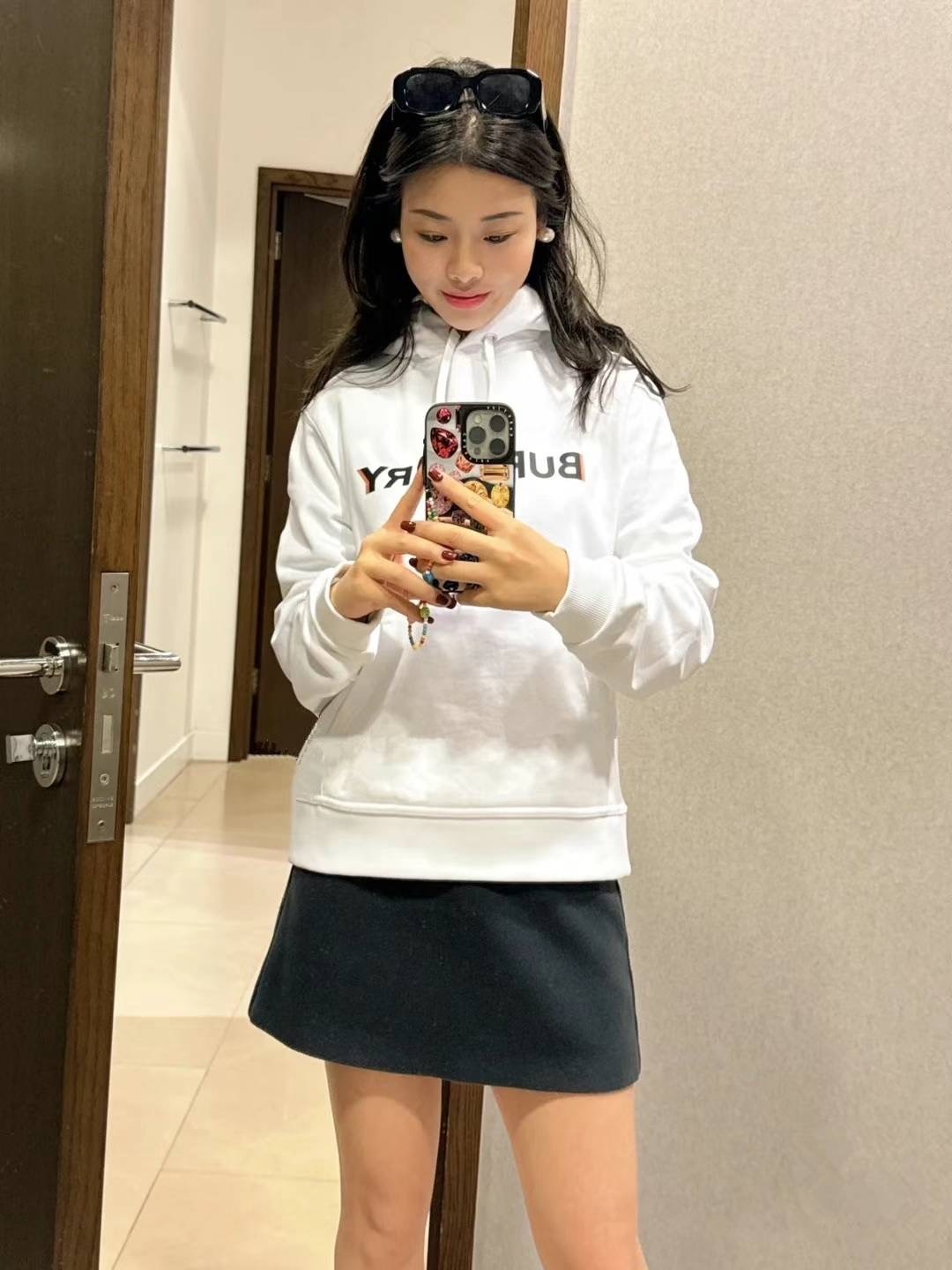 商品Burberry|BURBERRY/博柏利 女士白色棉质徽标印休闲宽松连帽卫衣80526571,价格¥1557,第5张图片详细描述