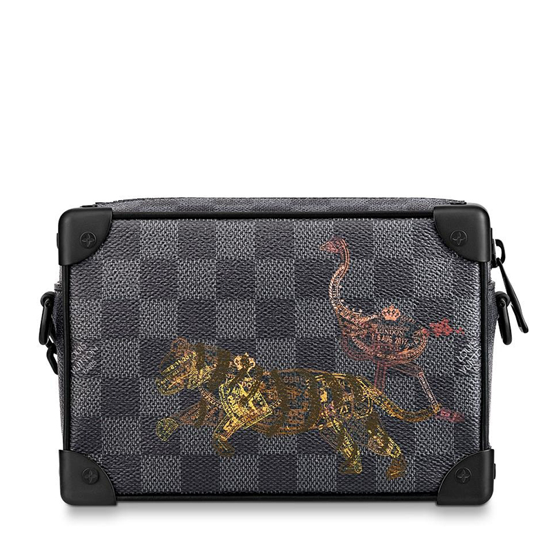 商品Louis Vuitton|预售10天 Louis Vuitton/路易威登 22春夏新款SOFT TRUNK系列 男士迷你石墨色方格棋盘帆布牛皮��革饰边黑链彩色动物印花单肩手提链条盒子包N45278,价格¥23665,第4张图片详细描述