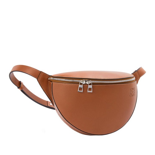 商品Loewe|【包税】LOEWE/罗意威 22春夏�新款 男士棕色植鞣牛皮革Anagram和徽标压纹可单肩斜挎腰包B687D16X01-2530,价格¥8160,第6张图片详细描述