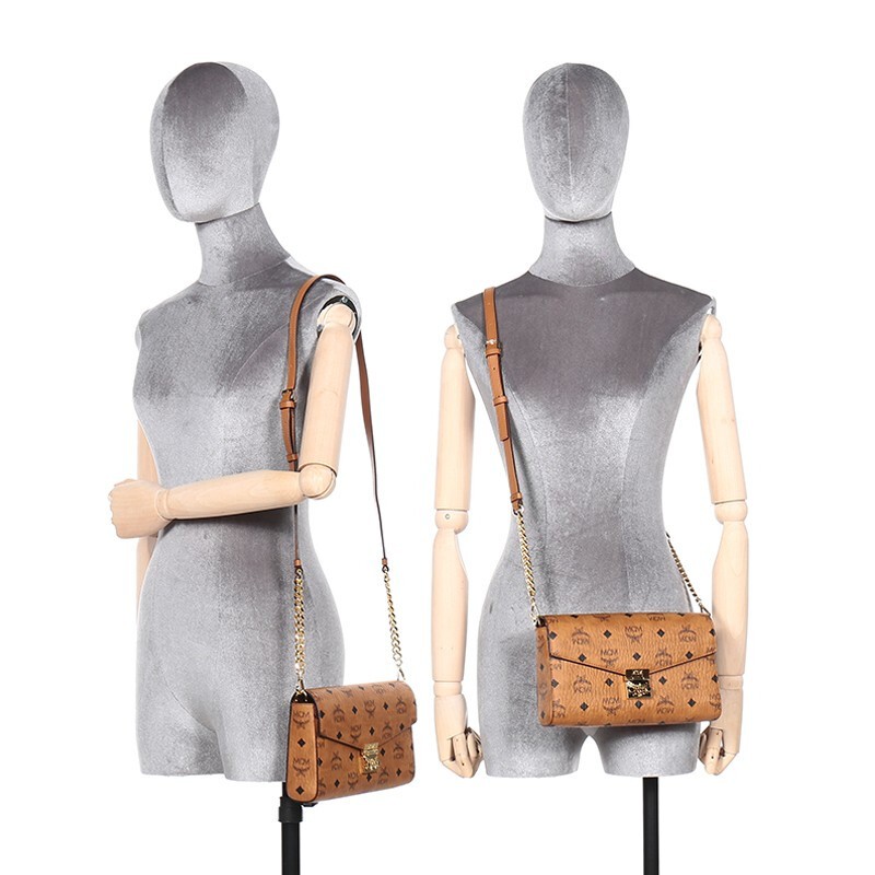 商品[国内直发] MCM|MCM斜挎包奢侈品 女士Millie Visetos系列干邑色人造革小号单肩斜跨包MWRAAME03CO001,价格¥3843,第2张图片详细描述