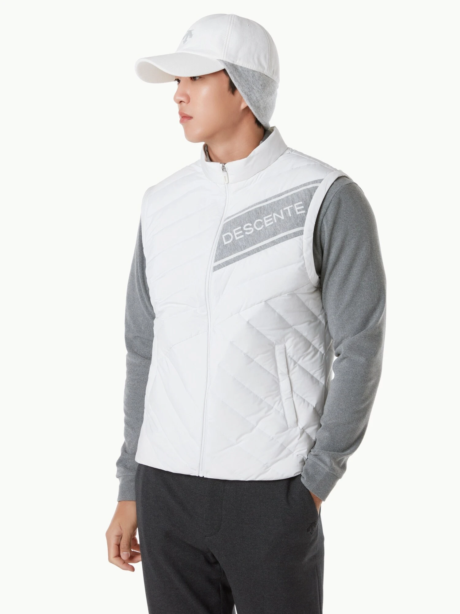 商品【预售商品15天发货】 DESCENTE|GOLF经典黑色轻量羽绒背心适合运动 DP32MFDV91-BLKG,价格¥1735,第7张图片详细描述