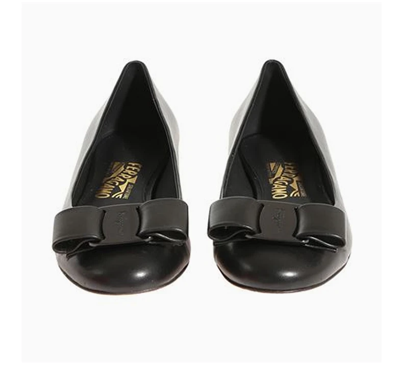 商品Salvatore Ferragamo|SALVATORE FERRAGAMO 女士黑色漆皮蝴蝶结装饰粗跟鞋 0685760,价格¥1370,第5张图片详细描述