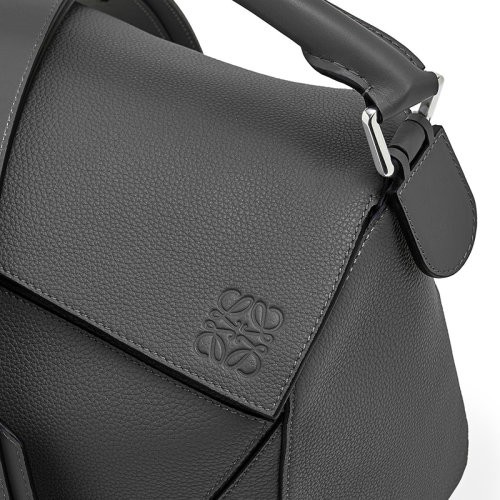 商品Loewe|【现货】罗意威 Puzzle Edge系列 女士大号黑色小牛皮饰有银色五金斜挎单肩手提拼图包322.12S19-1100,价格¥18407,第4张图片详细描述