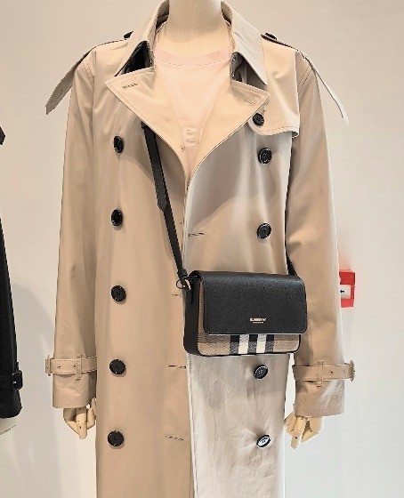 商品Burberry|BURBERRY/博柏利 女士迷你黑色皮革金色字母印花单肩包,价格¥2757,第5张图片详细描述