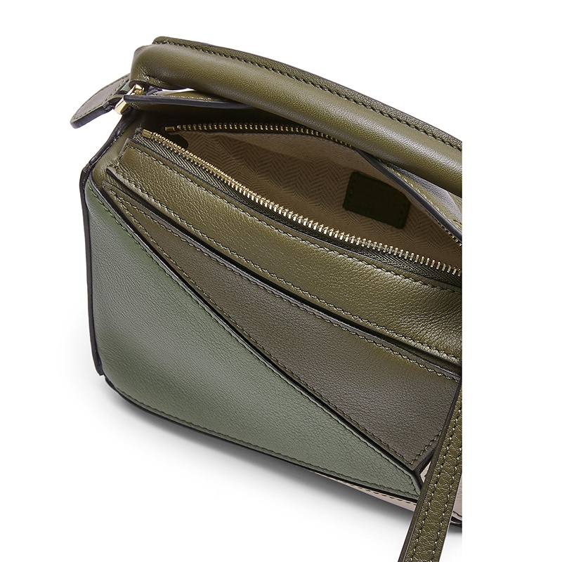 商品Loewe|LOEWE/罗意威 21秋冬款 Puzzle系列 女士迷你秋绿色/浅燕麦色小牛皮拉链开合单肩斜挎手提拼图包A510U95X34-4366,价格¥15826,第6张图片详细描述