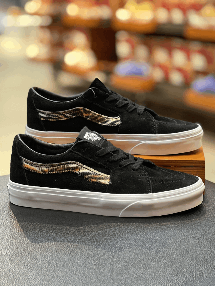 商品Vans|【韩国直邮|包邮包税】万斯[VANS] Sk8-Low # Soft Suede # 男女共用 运动鞋 # black/tiger (VN0A4UUKB0I),价格¥296,第1张图片详细描述