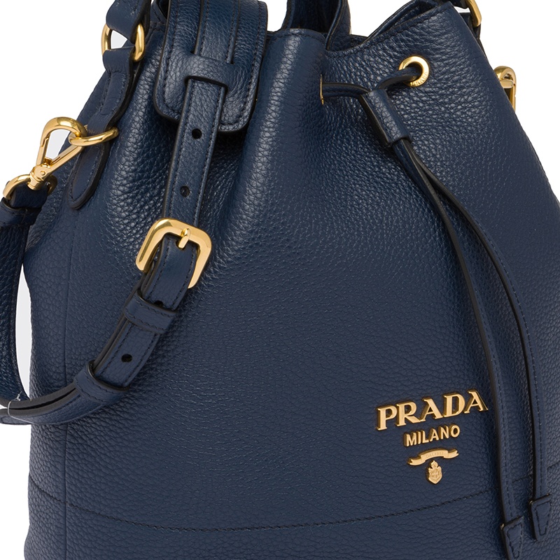 商品Prada|PRADA/普拉达 22新款 女士波罗的海蓝saffiano皮革金扣徽标皮革手柄抽绳单肩斜挎手提水桶包1BE018_2BBE_F0216_V_NOM,价格¥14839,第6张图片详细描述