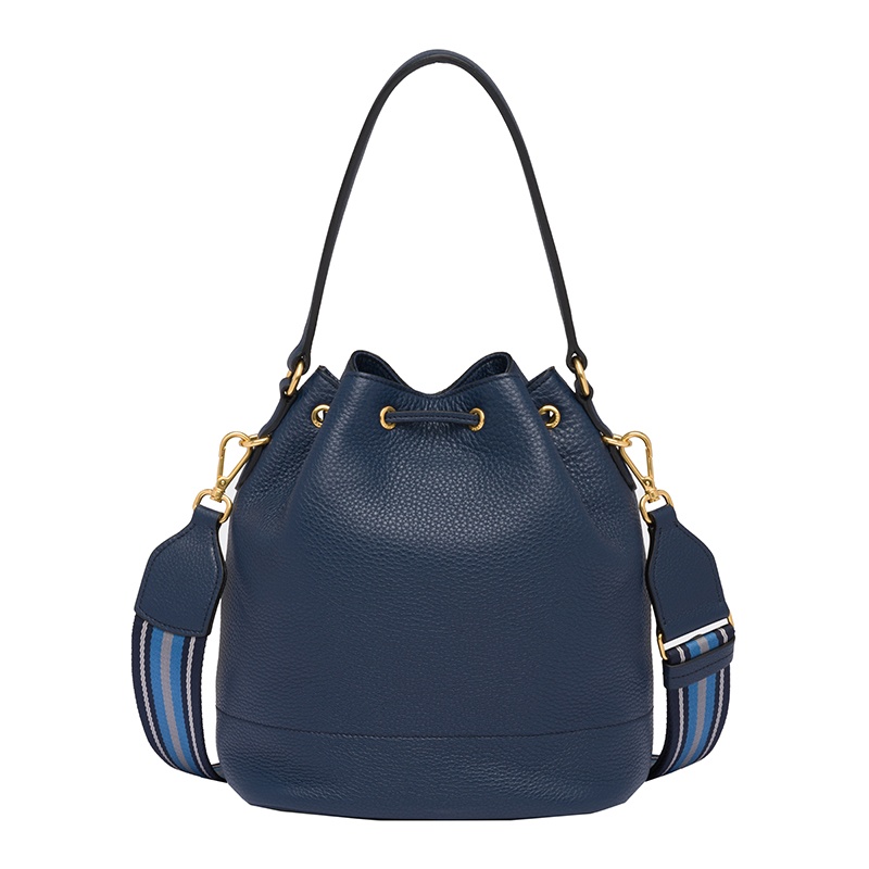 商品Prada|PRADA/普拉达 22新款 女士波罗的海蓝saffiano皮革金扣徽标皮革手柄抽绳单肩斜挎手提水桶包1BE018_2BBE_F0216_V_NOM,价格¥14839,第4张图片详细描述