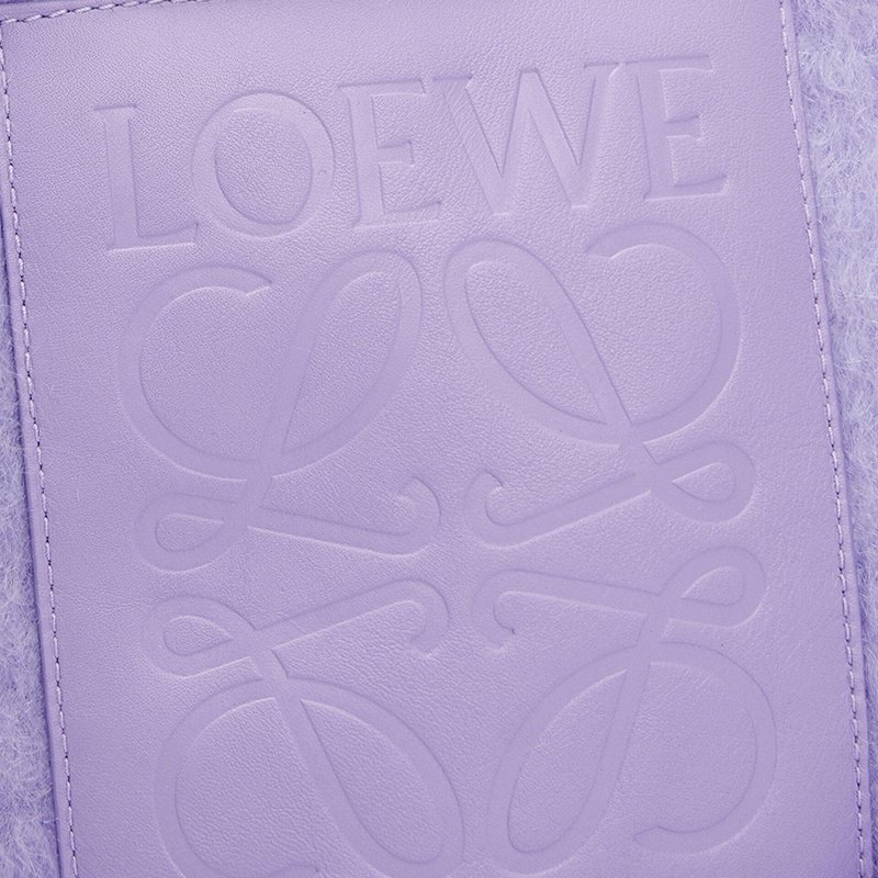 商品Loewe|罗意威 23年早春新款 女士浅紫色马海毛混纺流苏围巾F811257X07-6400,价格¥3907,第5张图片详细描述