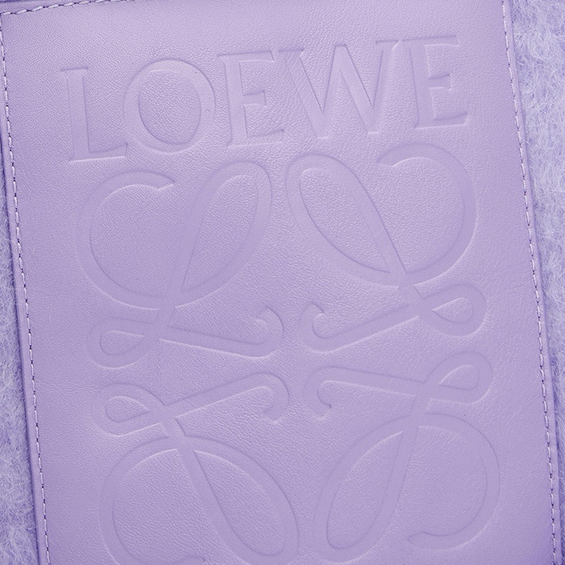 商品Loewe|罗意威 23年早春新款 女士浅紫色马海毛混纺流苏围巾F811257X07-6400,价格¥3853,第5张图片详细描述