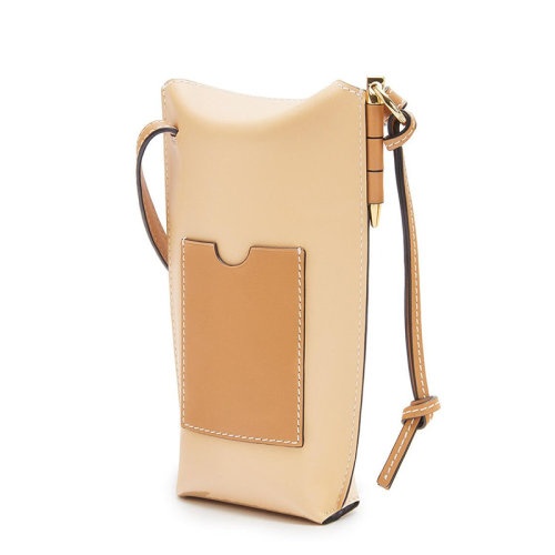商品Loewe|【包税】LOEWE/罗意威 22春夏新款Gate Pocket系列 男士香草和沙漠色牛皮革侧面锁扣金属销Anagram压纹可单肩斜挎小包 109.30BZ42-8004,价格¥5302,第2张图片详细描述