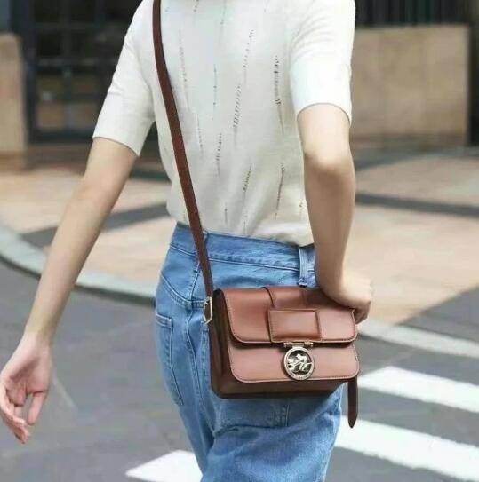 商品Longchamp|珑骧女士金属徽章翻盖单肩斜挎包小号棕色（香港仓发货）,价格¥2771,第3张图片详细描述