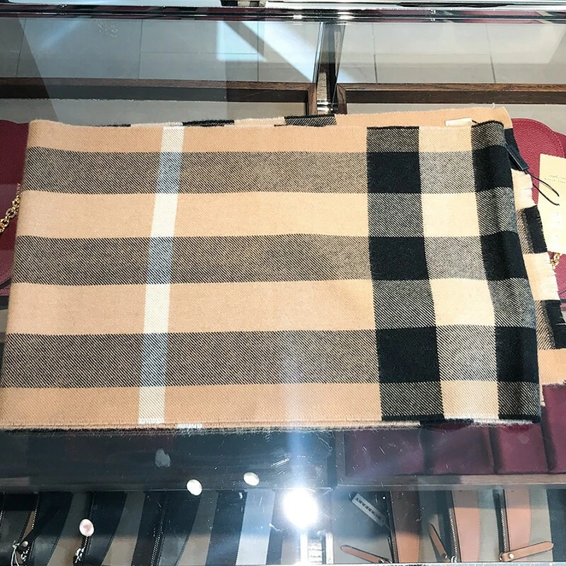 商品Burberry|BURBERRY 女士棕色格纹围巾 4080211,价格¥2725,第2张图片详细描述