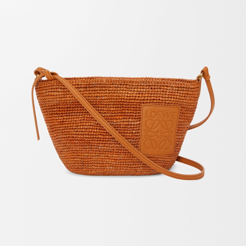 商品Loewe|罗意威 新款女士棕褐色拉菲草编织浮雕贴片单肩包 A689W10X06-1038,价格¥6636,第3张图片详细描述
