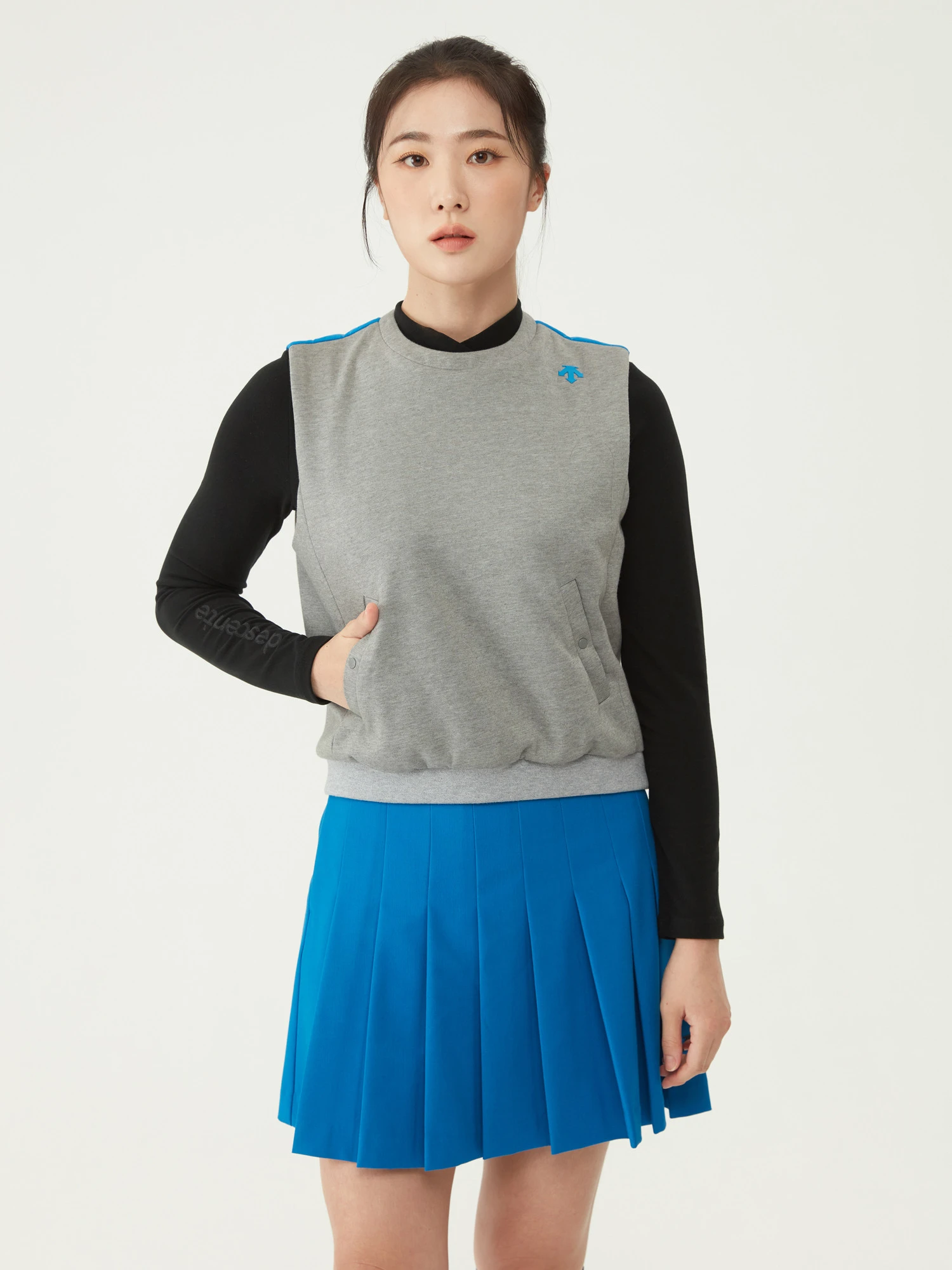 商品【预售商品15天发货】 DESCENTE|高尔夫系列女性拼接羽绒背心展现时尚魅力 DO32WFCV91-MLGG,价格¥1208,第5张图片详细描述