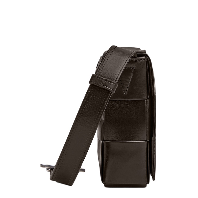 商品Bottega Veneta|【包税】Bottega Veneta/葆蝶家 21春夏新款CASSETTE系列 男士深巧克力色小牛皮Intreccio双面编织银色饰面单肩斜挎豆腐包667298VCQ712145,价格¥19627,第4张图片详细描述