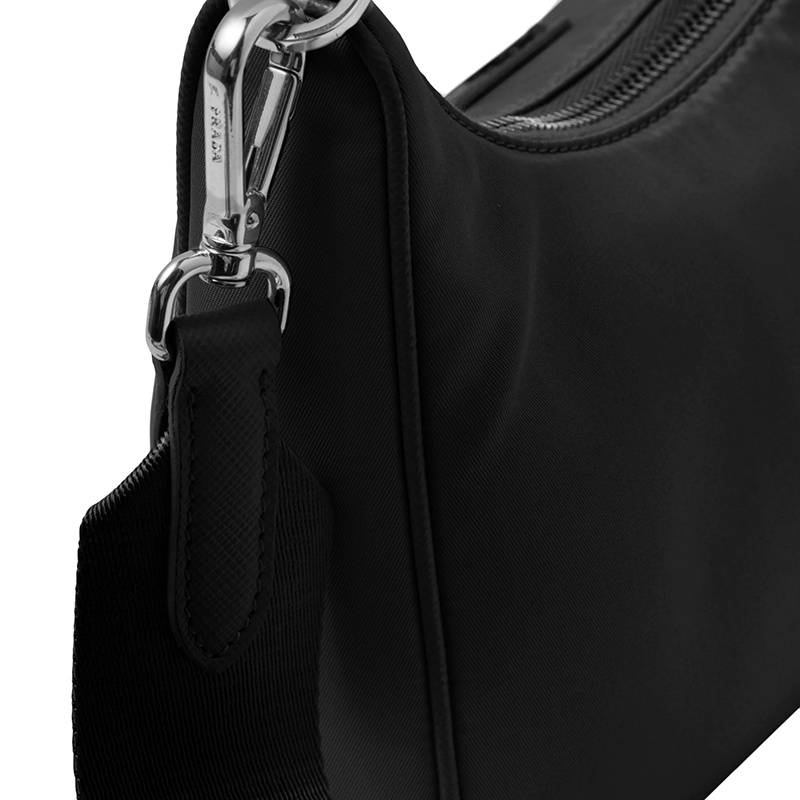 商品Prada|PRADA/普拉达 经典Re-Edition 2005系列 女士黑色再生尼龙皮革饰边涂珐琅金属三角形徽标三合一单肩斜挎手提包,价格¥12181,第5张图片详细描述