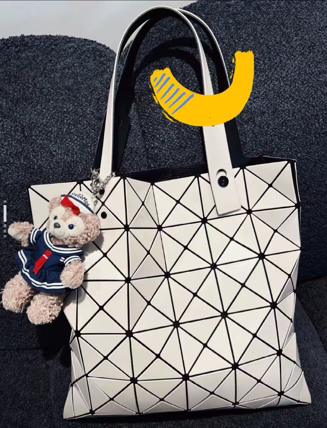 商品[国内直发] Issey Miyake|三宅一生 ISSEY MIYAKE Lucent系列 六格亮面大容量 人造革 托特包Tote包购物袋电脑包单肩手提包 女款 白色,价格¥2282,第7张图片详细描述
