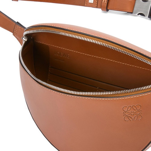 商品Loewe|【包税】LOEWE/罗意威 22春夏新款 男士棕色植鞣牛皮革Anagram和徽标压纹可单肩斜挎腰包B687D16X01-2530,价格¥8160,第2张图片详细描述
