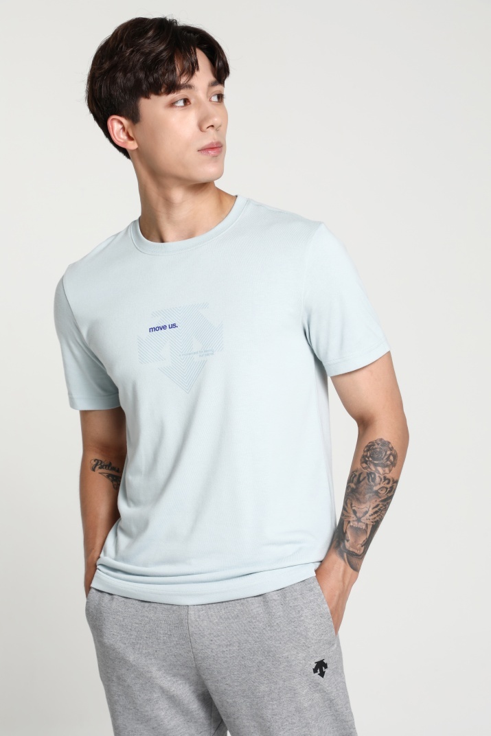 商品DESCENTE|【享贝家】DESCENTE 迪桑特 线条纹标短袖T恤 SM323UTS76-USBL 浅蓝色（现采购商品，下单后12天内发货）,价格¥363,第2张图片详细描述