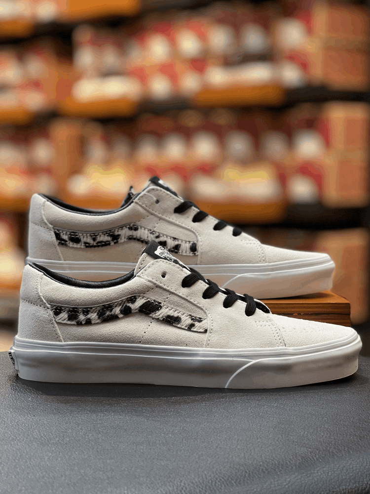 商品Vans|【韩国直邮|包邮包税】万斯[VANS] Sk8-Low # Soft Suede # 男女共用 运动鞋 # marshmallow/dalmatian (VN0A4UUKB7R),价格¥261,第1张图片详细描述