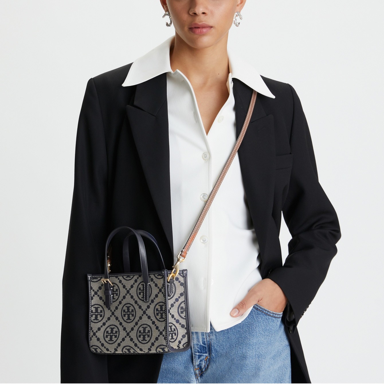 商品[国内直发] Tory Burch| 汤丽柏琦TB女包T MONOGRAM经典老花满印织物提花托特包单肩斜挎包女包 迷你 145537 海军蓝,价格¥2722,第1张图片详细描述
